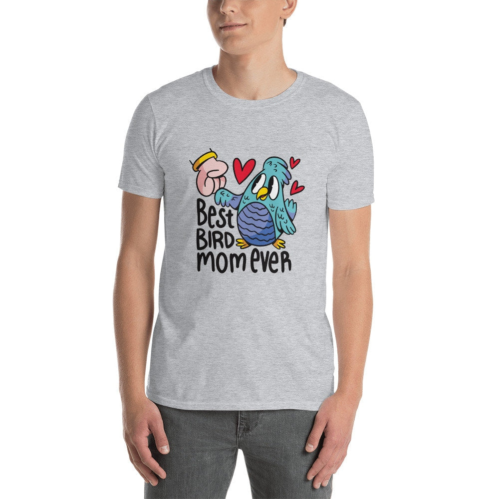 Best Bird Mom Ever Funny Silly Mom Love T-Shirt Great Gift Idea for Anyone that Loves Birds of All Kinds Cute Colorful Bird Fist Bumping Mom